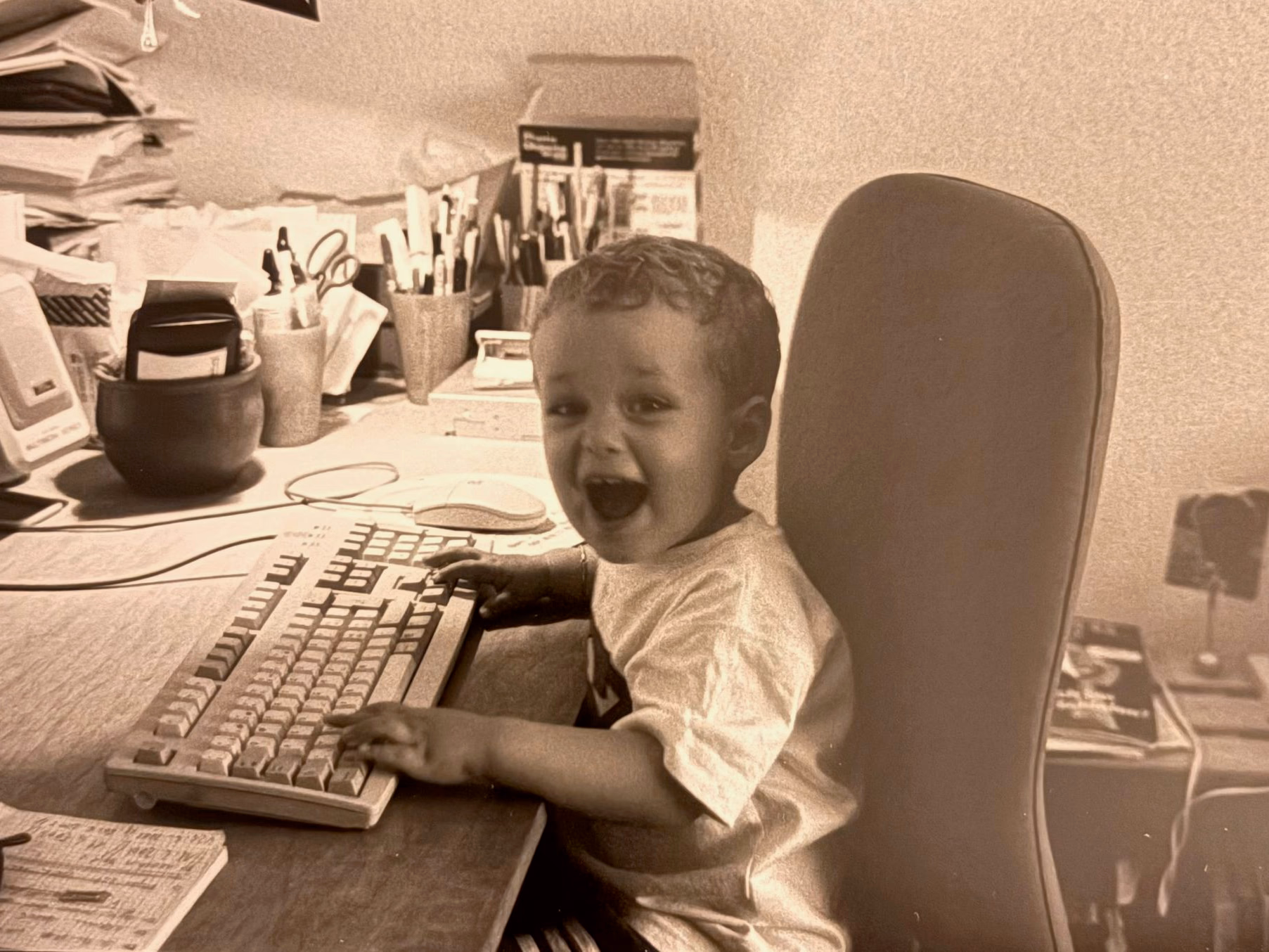 Dominik as a child at a computer
